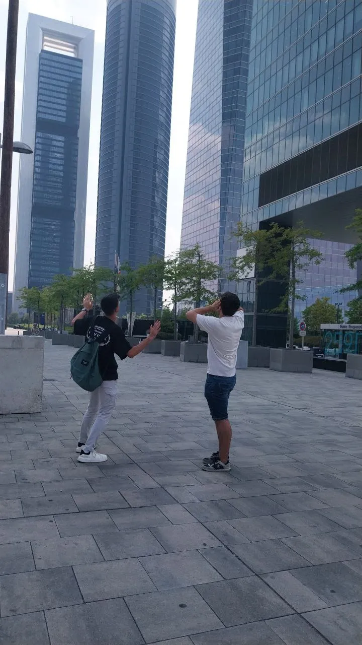 {j-en-la-ciudad-de-e-8}